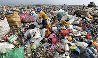 how-does-plastic-pollution-affect-humans--image
